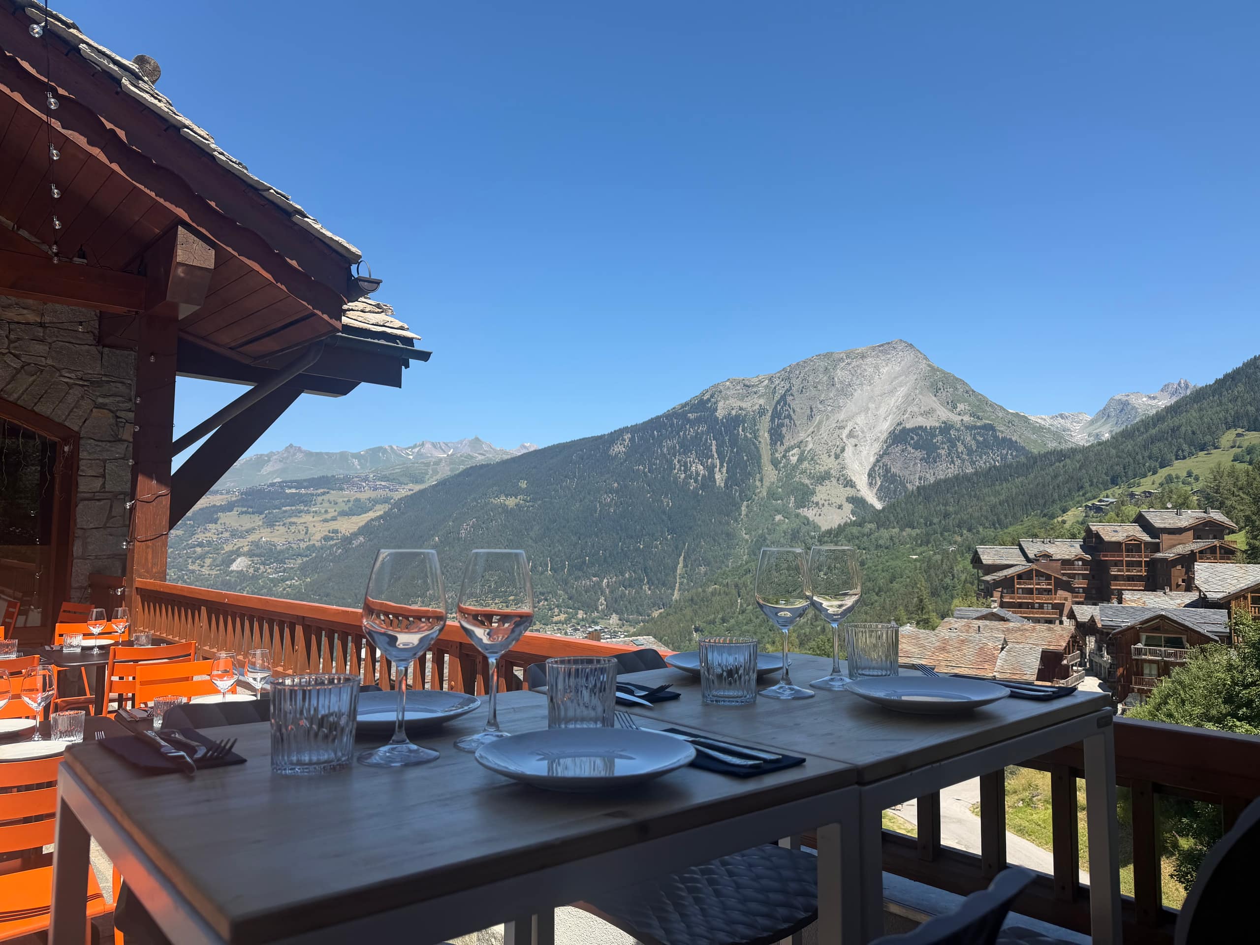 Vue depuis la terrasse du Cairn sur les montagnes de Sainte-Foy